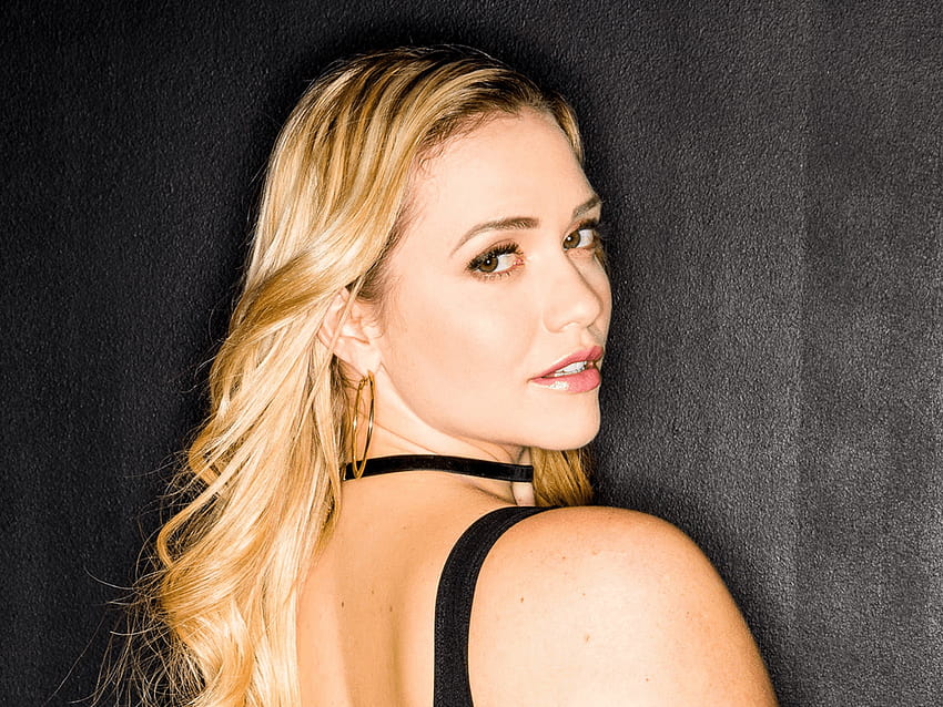 Escorts in Karachi Hotels — soft-focus background to keep attention on subject — VIP escorts in Karachi — gallery 2/15 — asset 49